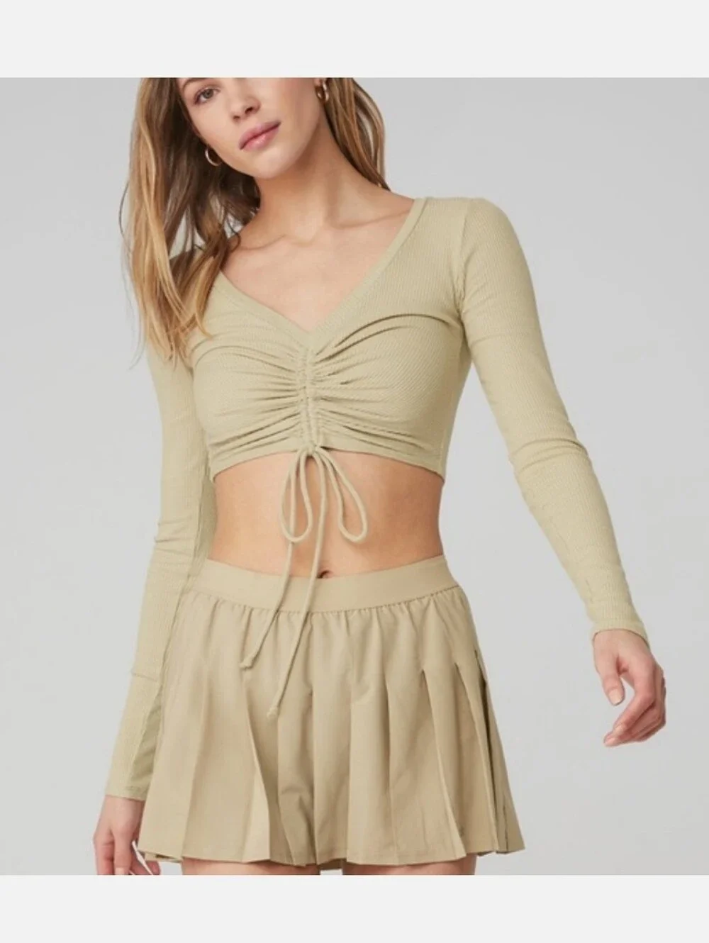 ALO YOGA RIBBED CINCH CROPPED LONG SLEEVE TOP IN CALIFORNIA SAND